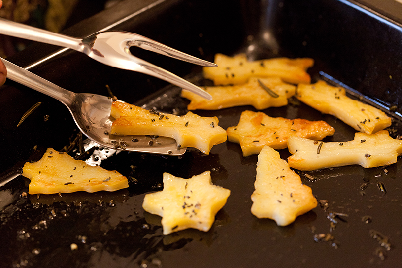 Aardappeltjes in de vorm van kerstfiguurtjes